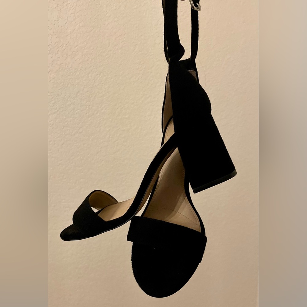 A sleek pair of easy walk black heels!